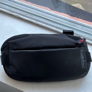 TomToc H02 Sling bag , Black contemporary